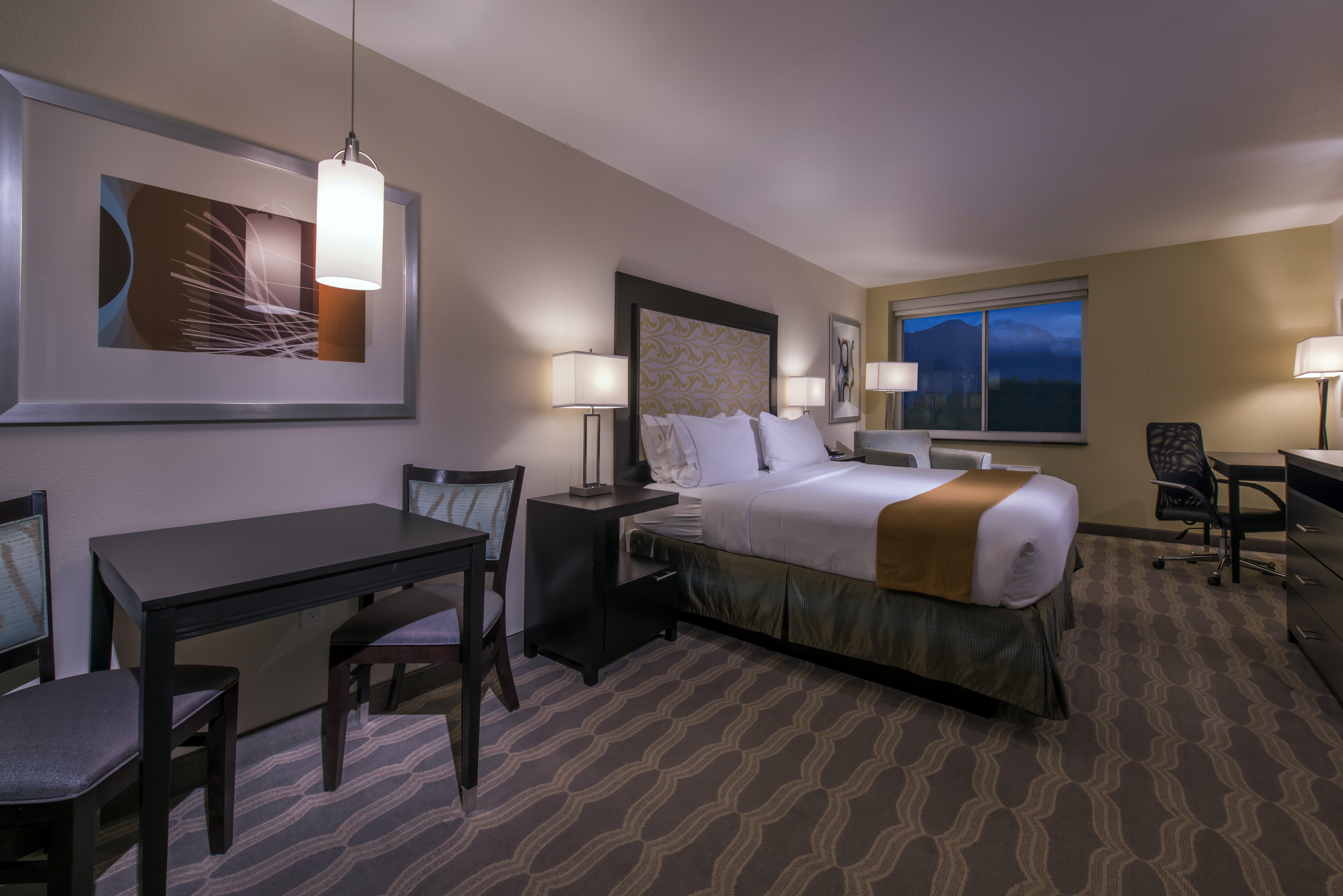 Holiday Inn Express & Suites Colorado Springs Central By Ihg Екстериор снимка