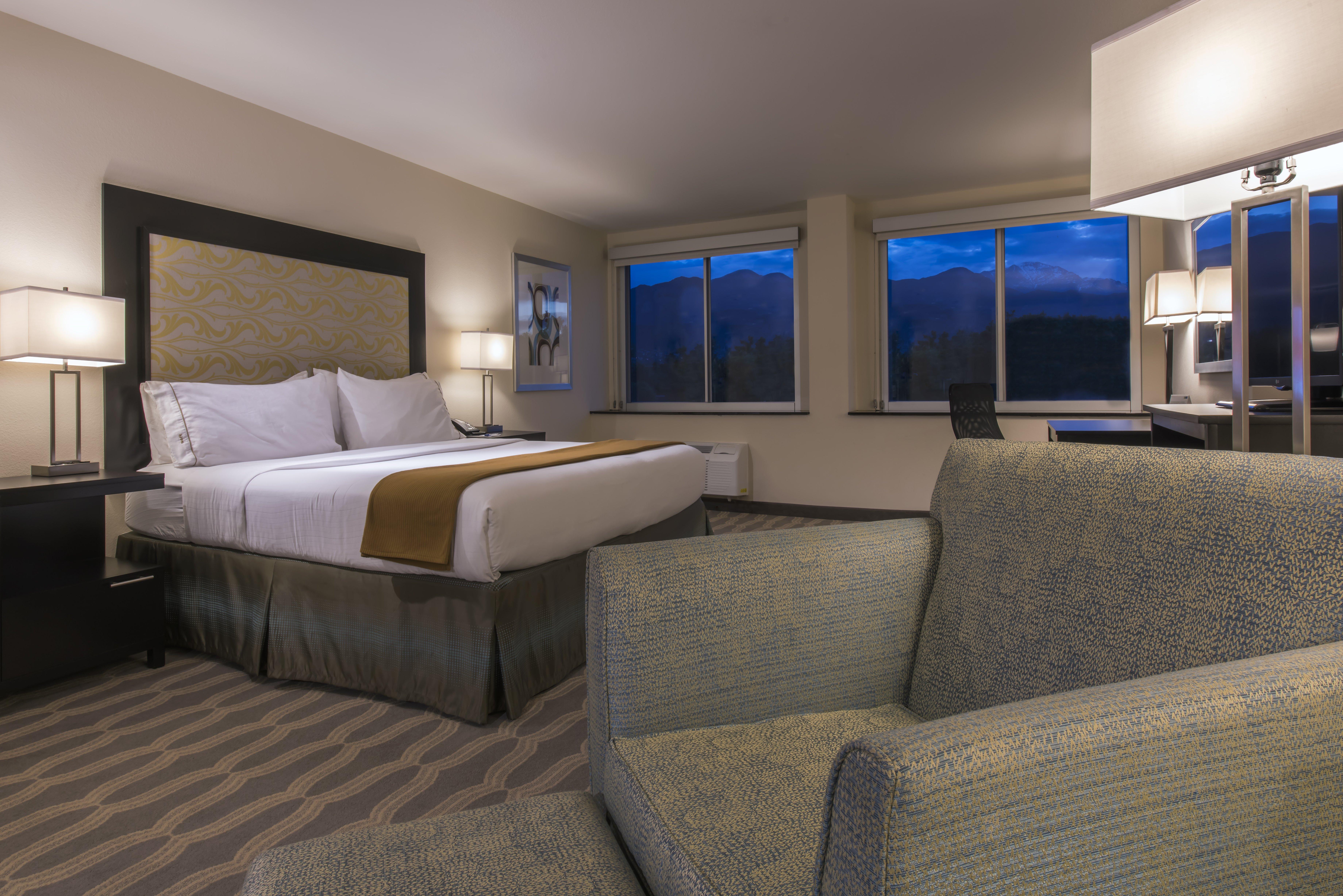 Holiday Inn Express & Suites Colorado Springs Central By Ihg Екстериор снимка