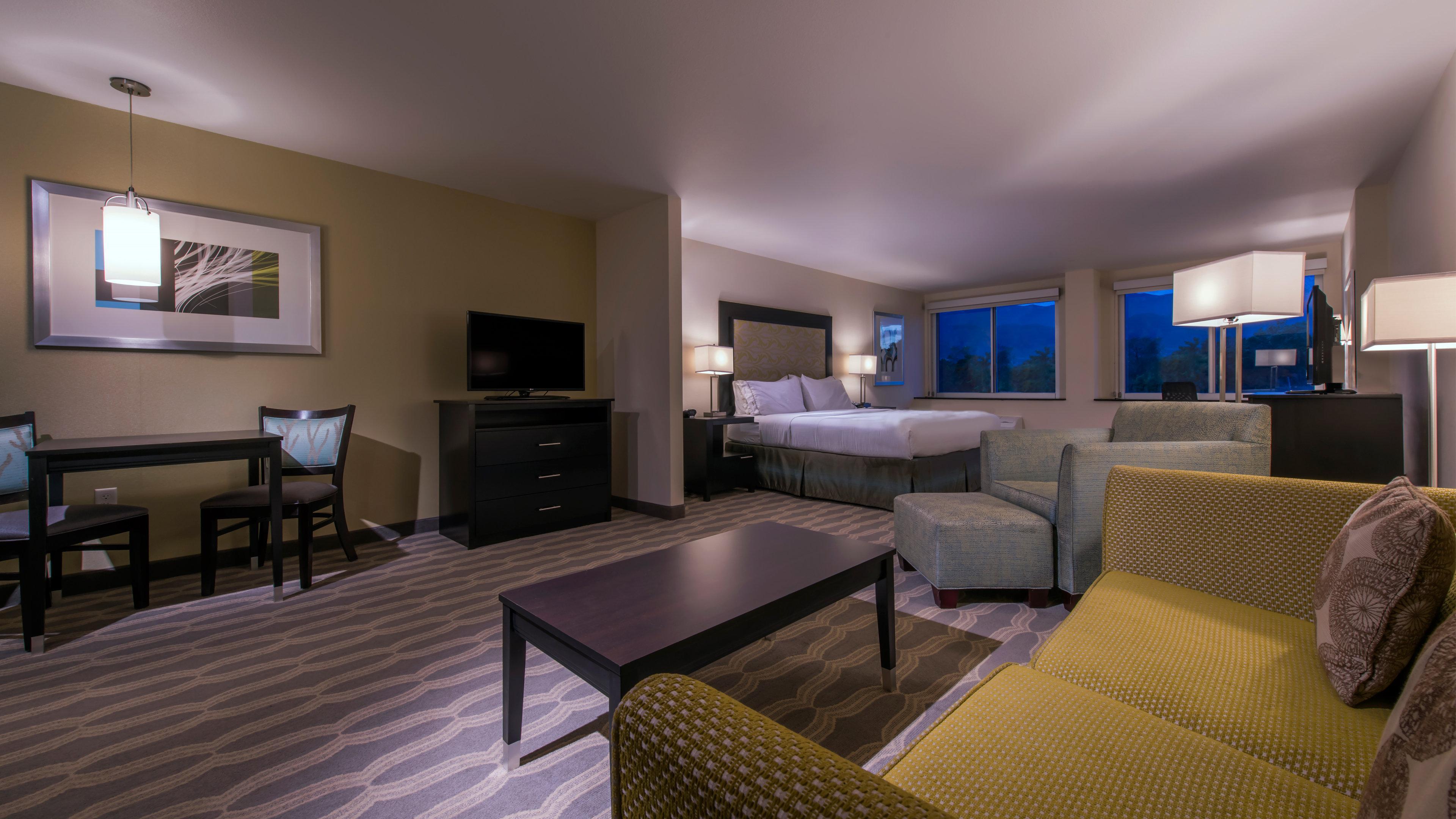 Holiday Inn Express & Suites Colorado Springs Central By Ihg Екстериор снимка