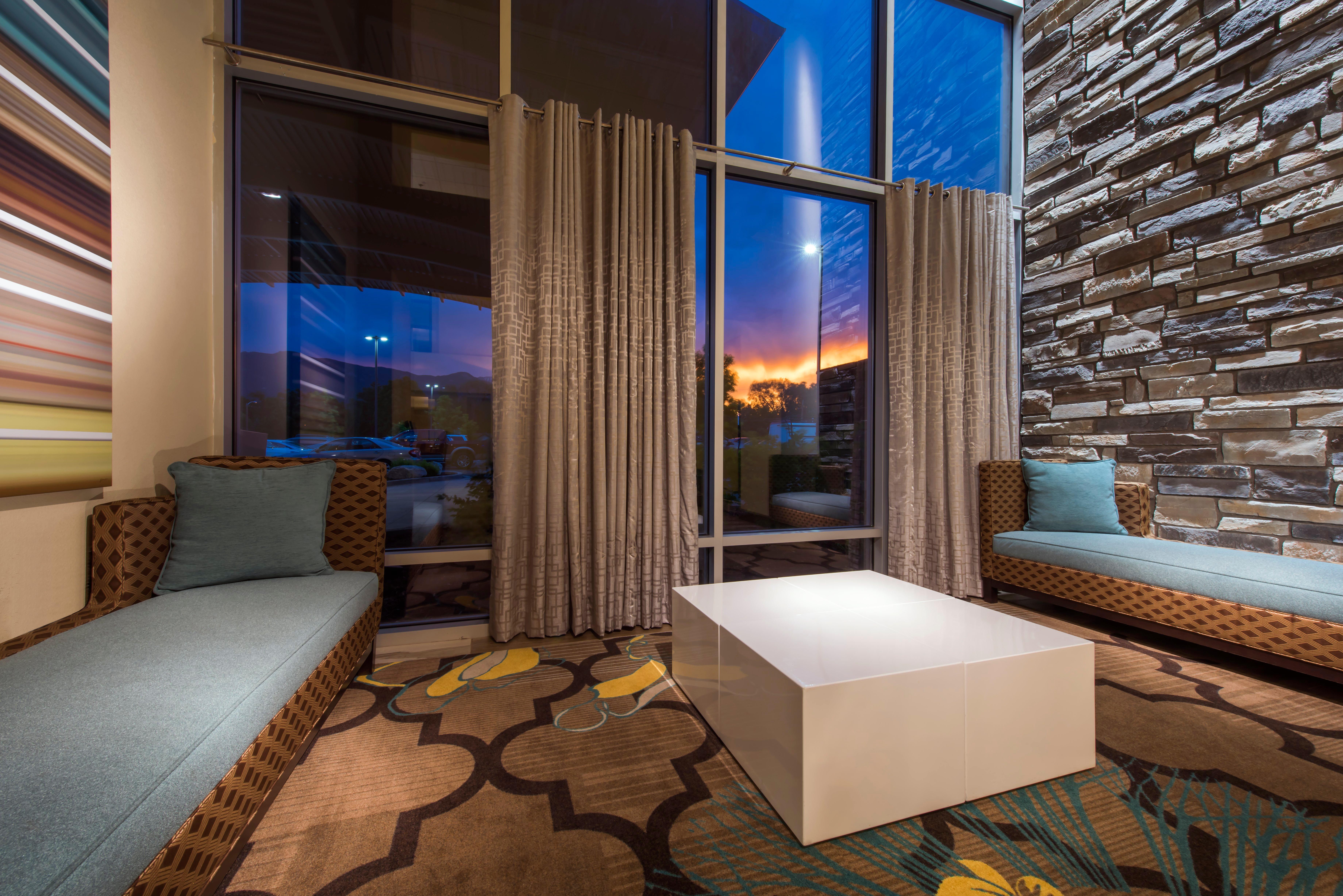 Holiday Inn Express & Suites Colorado Springs Central By Ihg Екстериор снимка