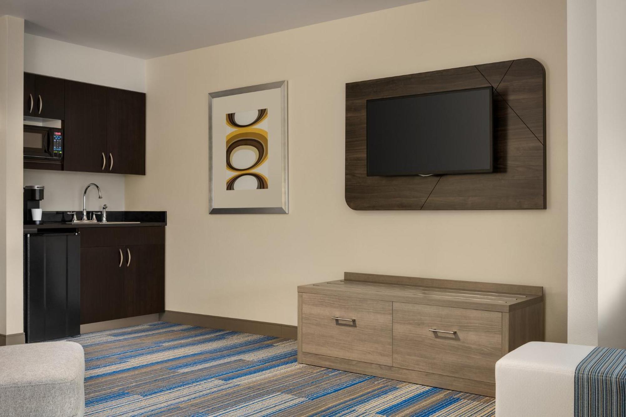 Holiday Inn Express & Suites Colorado Springs Central By Ihg Екстериор снимка