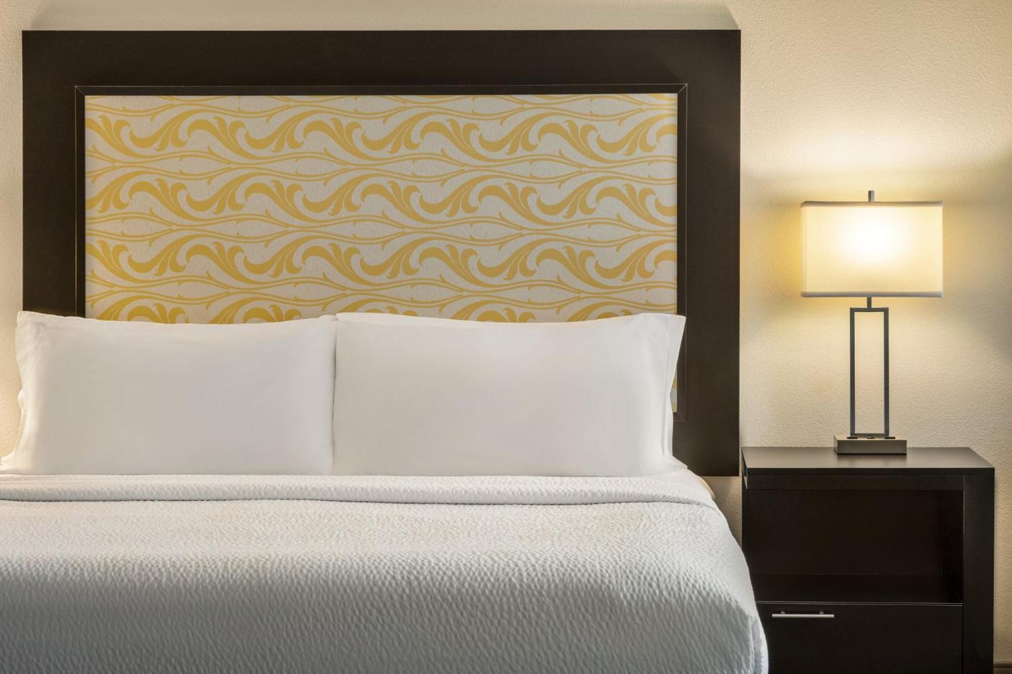 Holiday Inn Express & Suites Colorado Springs Central By Ihg Екстериор снимка