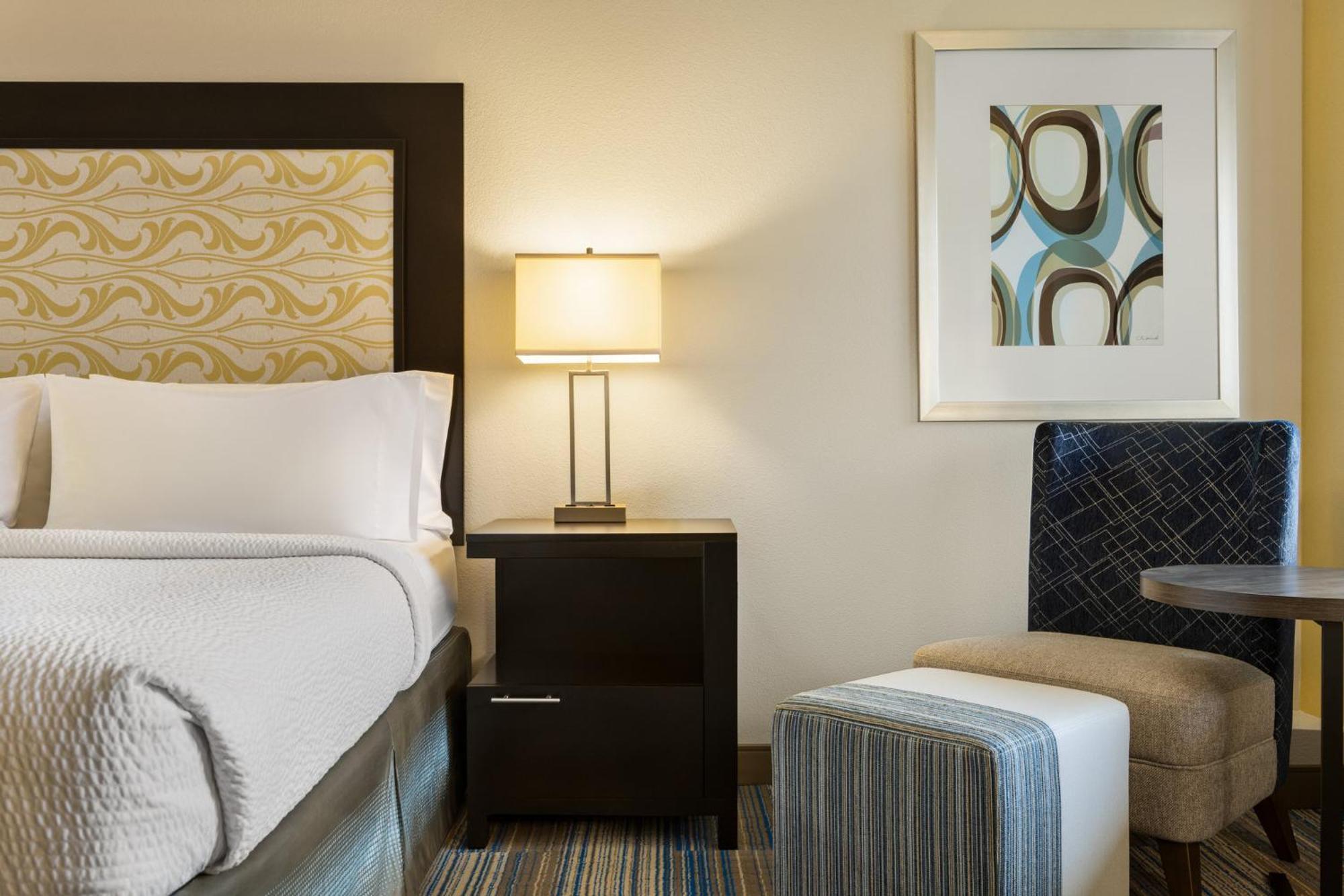 Holiday Inn Express & Suites Colorado Springs Central By Ihg Екстериор снимка