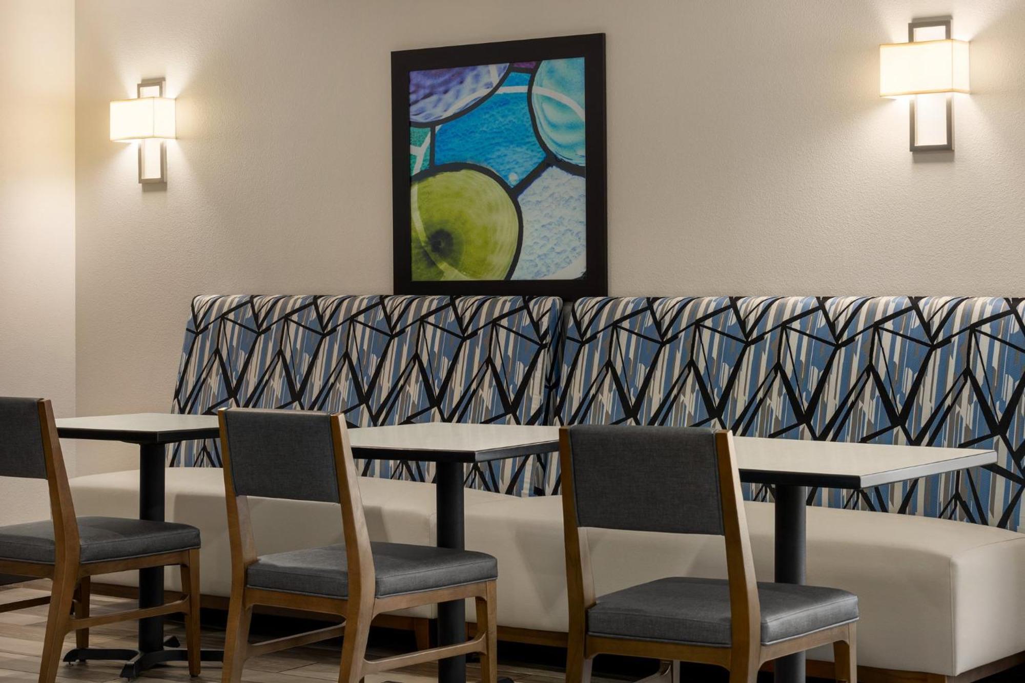 Holiday Inn Express & Suites Colorado Springs Central By Ihg Екстериор снимка