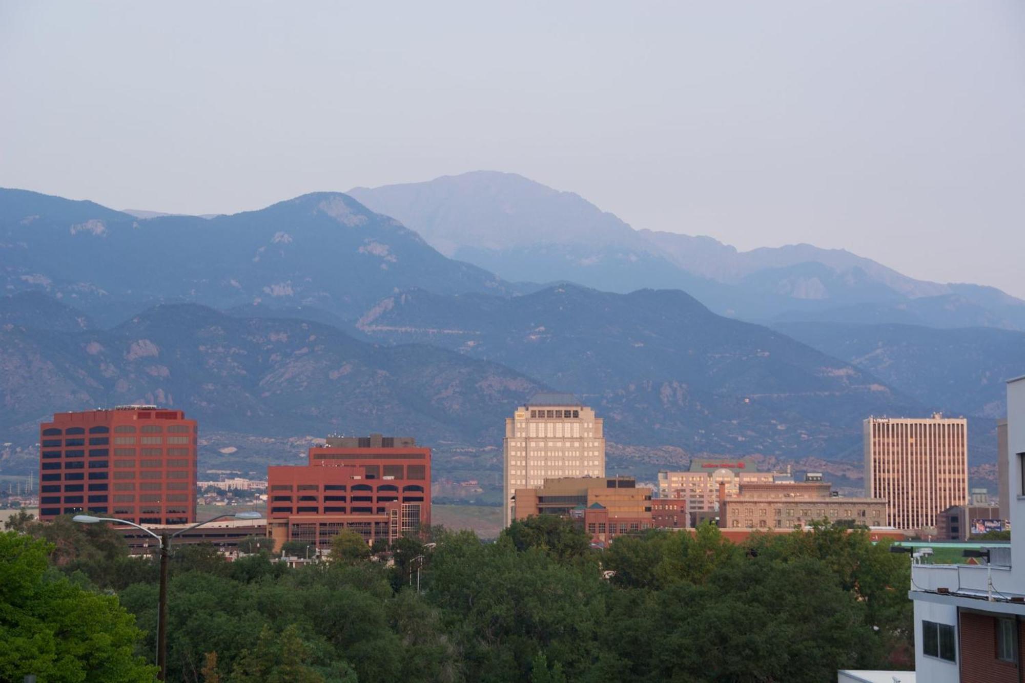 Holiday Inn Express & Suites Colorado Springs Central By Ihg Екстериор снимка