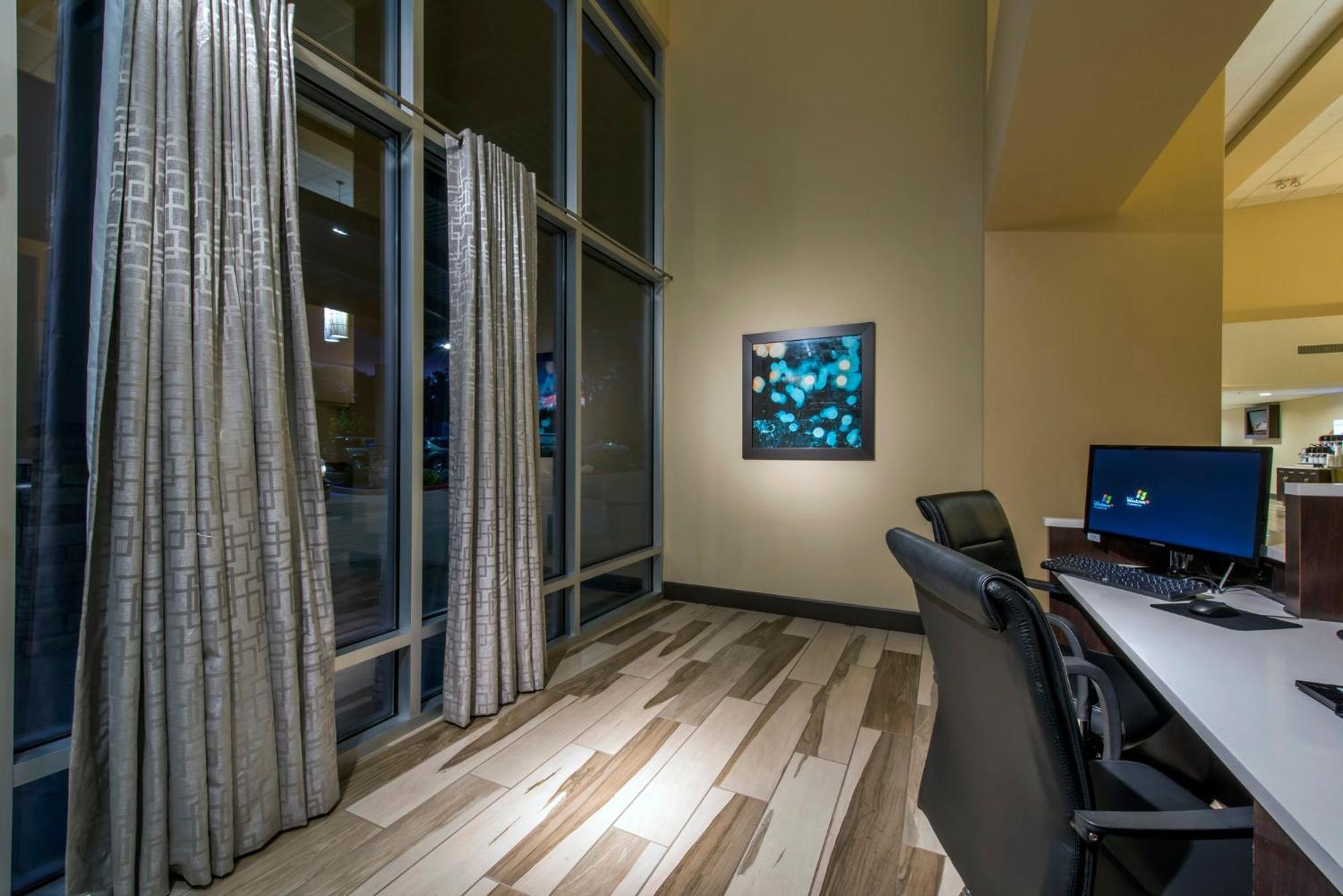 Holiday Inn Express & Suites Colorado Springs Central By Ihg Екстериор снимка