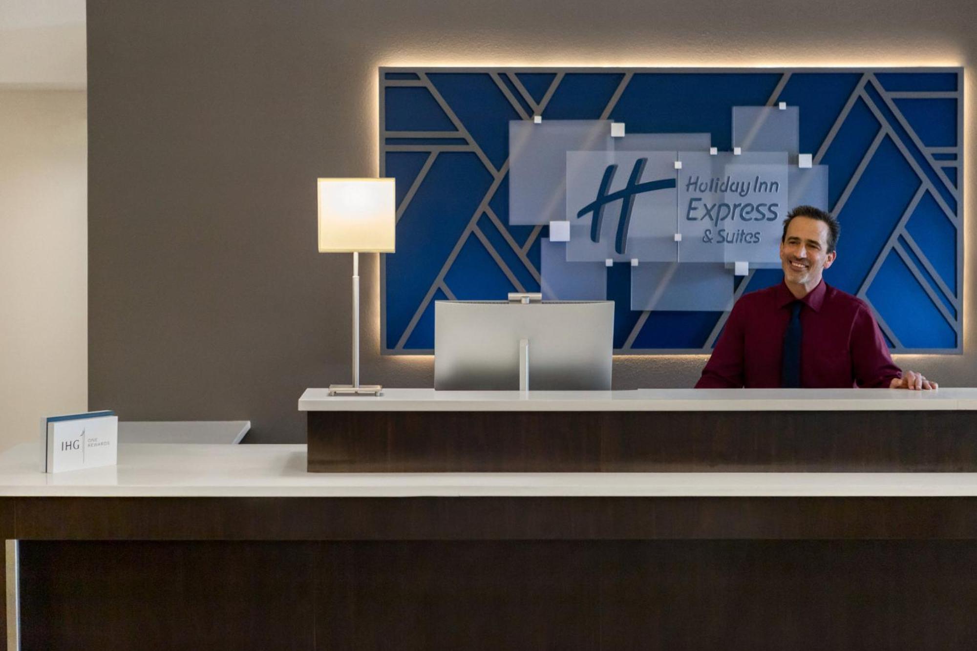Holiday Inn Express & Suites Colorado Springs Central By Ihg Екстериор снимка