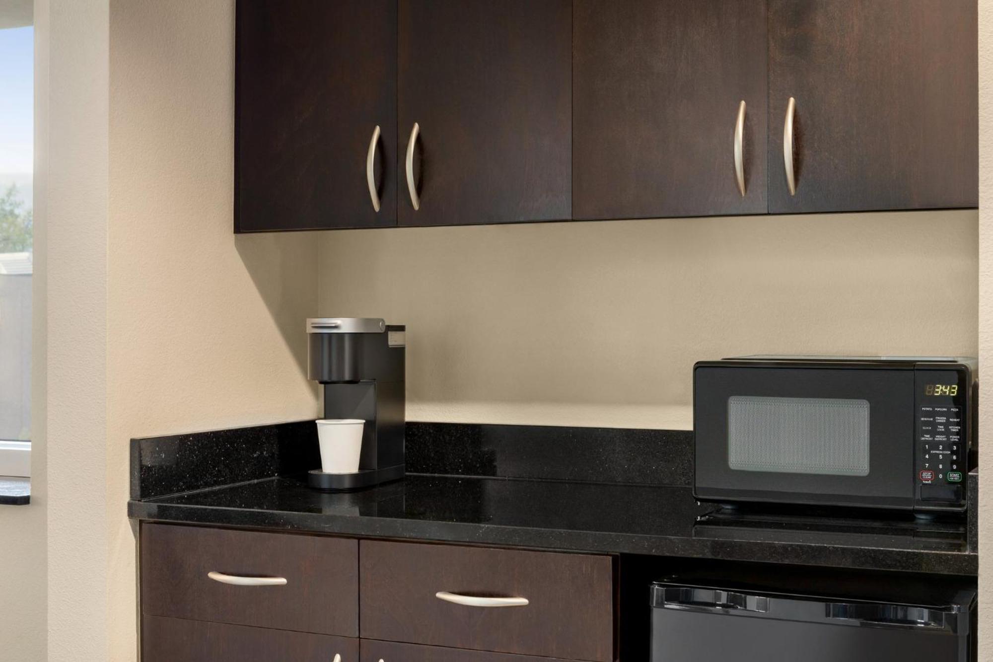 Holiday Inn Express & Suites Colorado Springs Central By Ihg Екстериор снимка